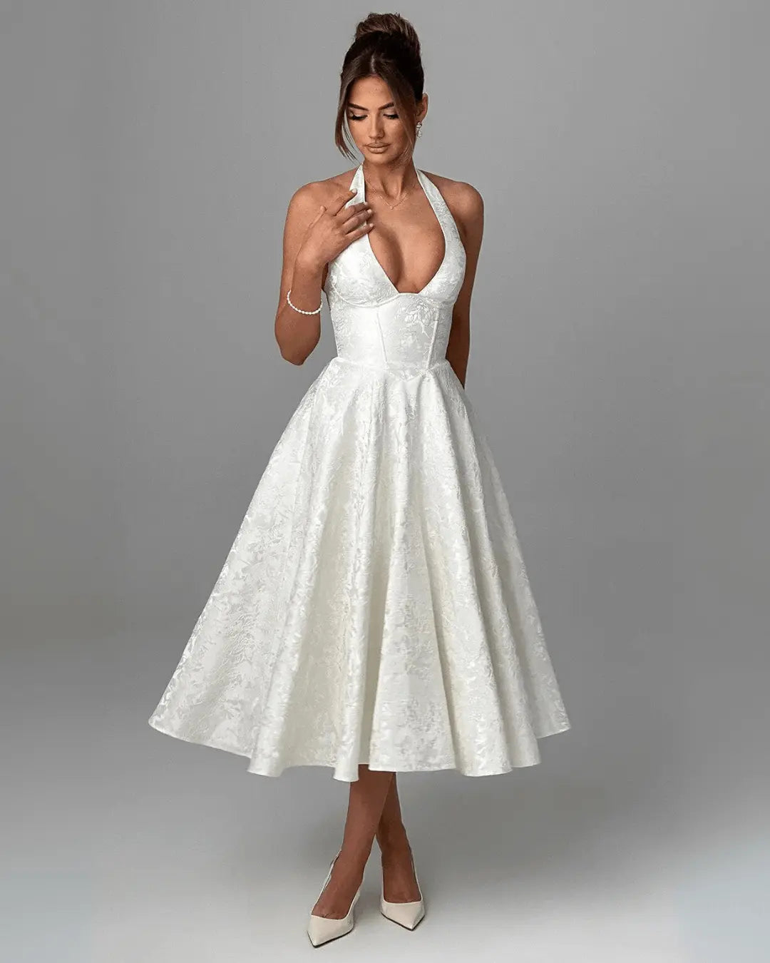 Elegantes Midi Kleid mit Halter-Ausschnitt und Fließendem Rock – Festliches Sommerkleid für Besondere Anlässe in Jacquard 3